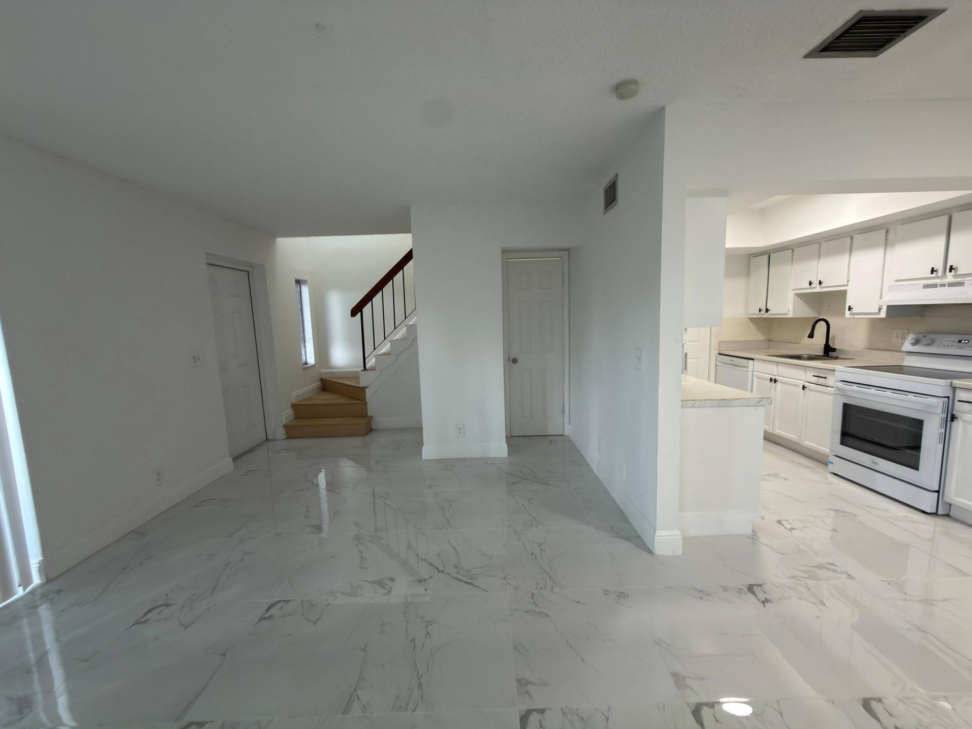 5702 NW 22nd Court, Unit 28-b, Lauderhill, FL 33313 Photo