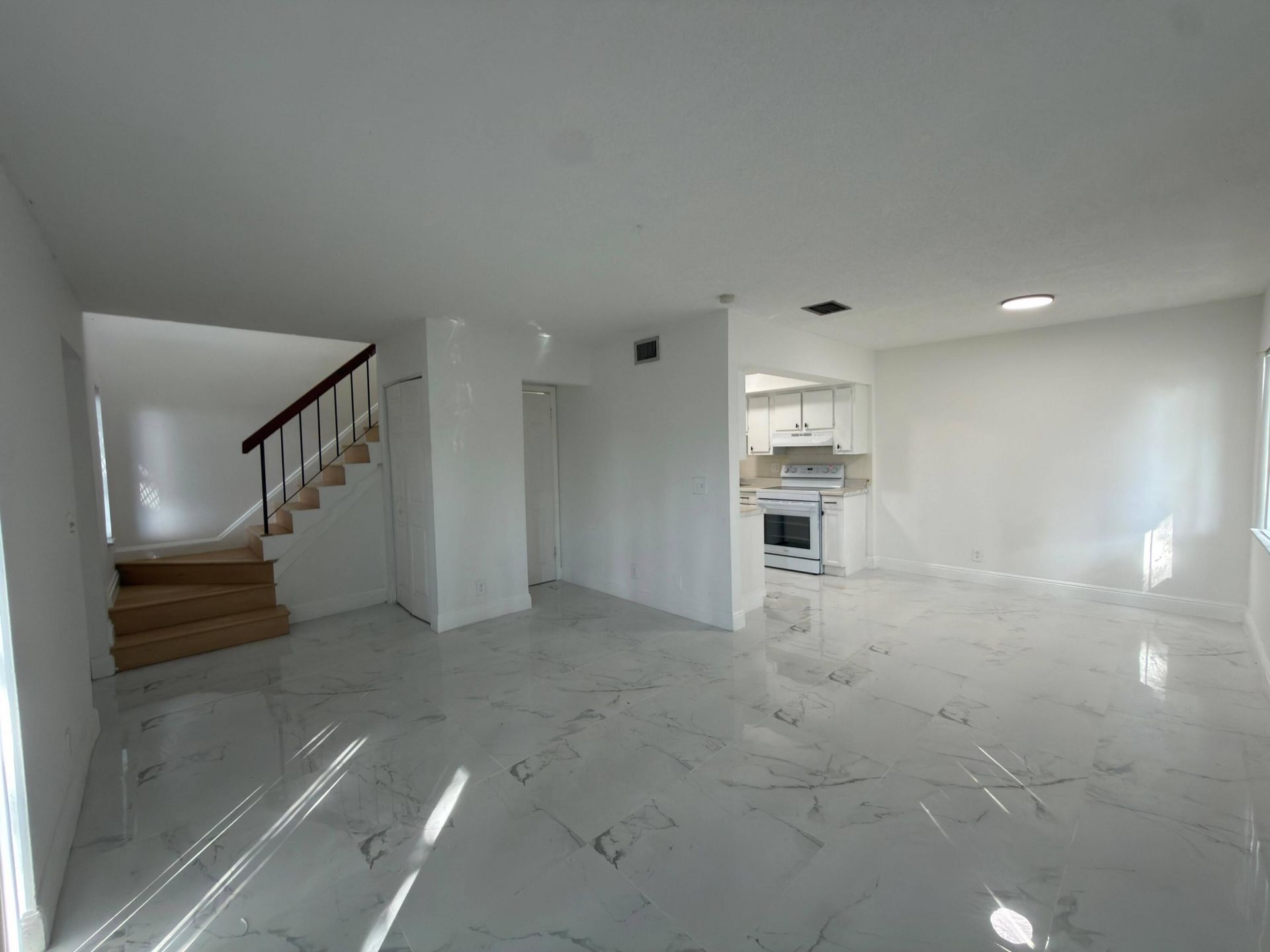5702 NW 22nd Court, Unit 28-b, Lauderhill, FL 33313 Photo