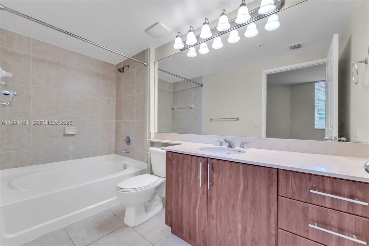 2421 NE 65th St , Unit 403, Fort Lauderdale, FL 33308 Photo