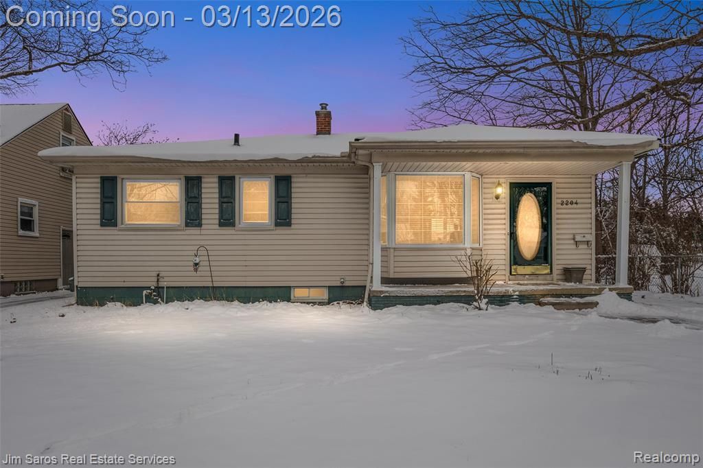 2204 Roslyn Road, Grosse Pointe Woods, MI 48236 Main Photo