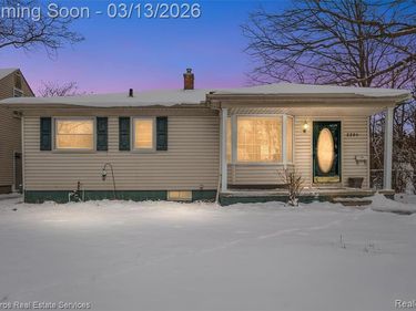 2204 Roslyn Road, Grosse Pointe Woods, MI 48236