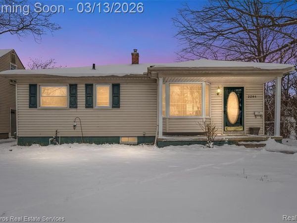 2204 Roslyn Road, Grosse Pointe Woods, MI 48236