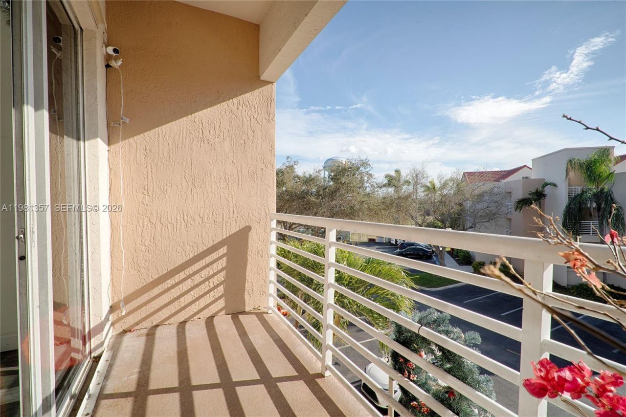 2721 Ocean Club Blvd , Unit 303, Hollywood, FL 33019 Photo