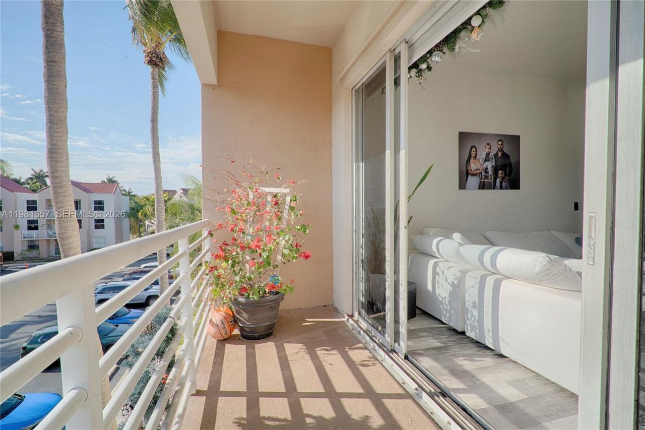 2721 Ocean Club Blvd , Unit 303, Hollywood, FL 33019 Photo