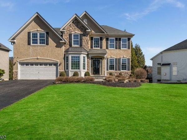 2 Elm Dr, Clinton, NJ 08809