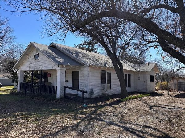 406 W Nelson Street, Bowie, TX 76230