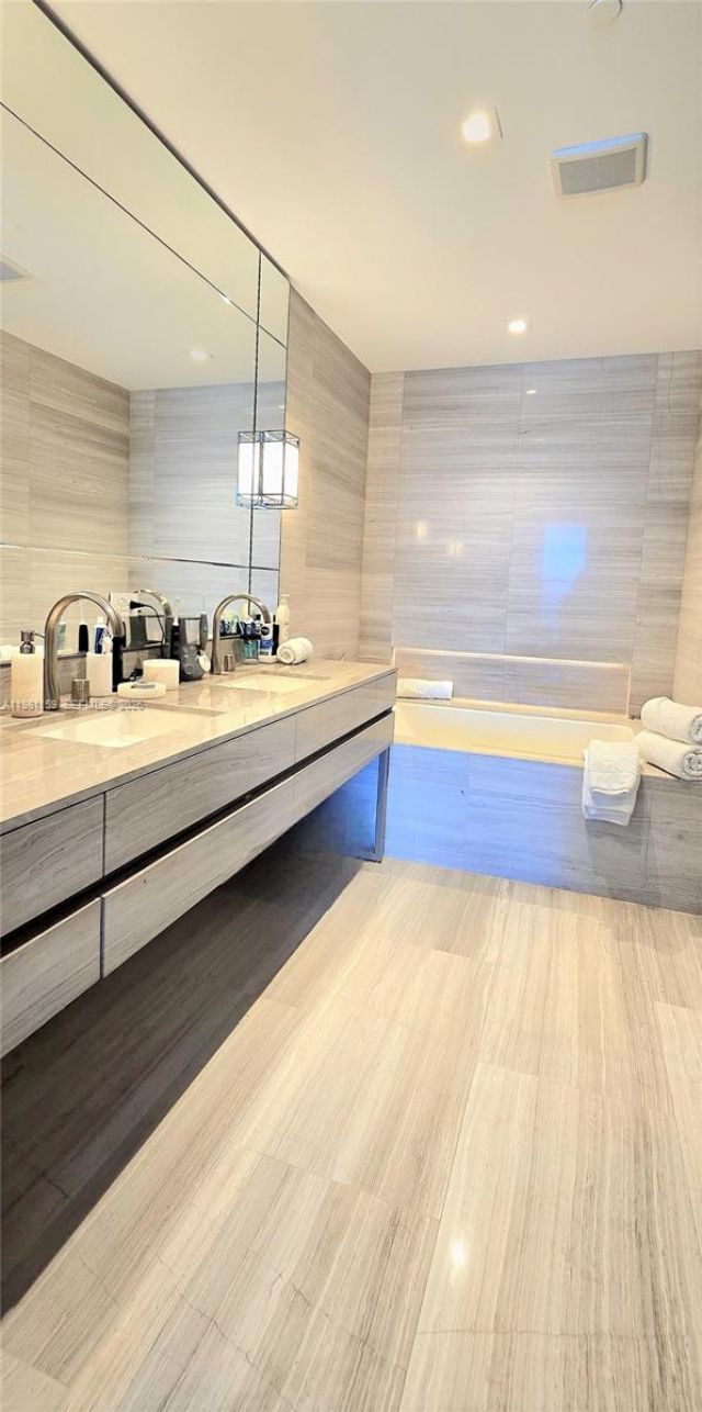 18975 Collins Ave, Unit 2504, Sunny Isles Beach, FL 33160 Photo