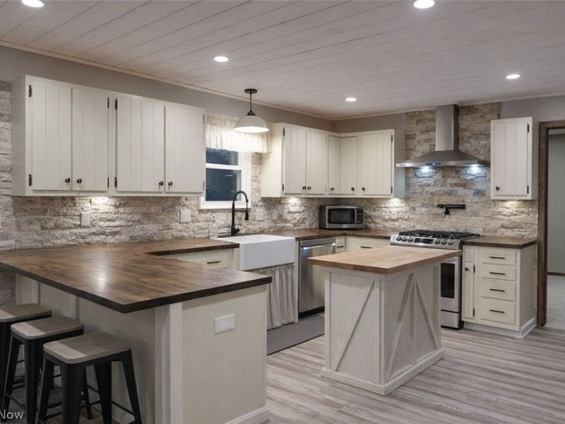 5802 Russia Road, South Amherst, OH 44001 Photo 2