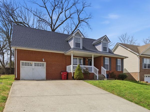 916 Excalibur Dr, Clarksville, TN 37040