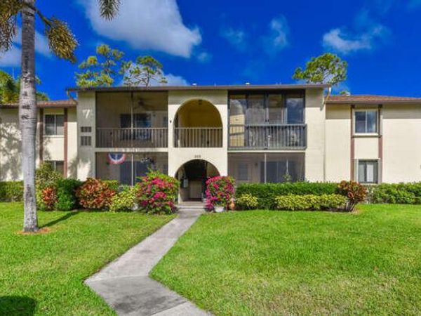 305 Knotty Pine Cir, Greenacres, FL 33463