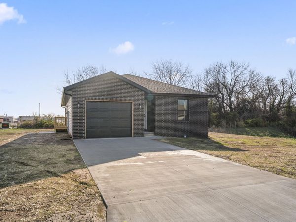 410 N Cherokee Trail , Clever, MO 65631