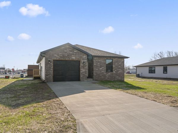 414 N Cherokee Trail , Clever, MO 65631