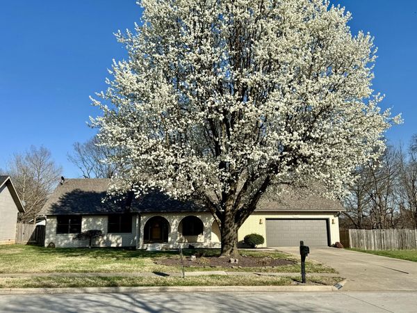 2524 S Overhill Avenue, Springfield, MO 65807