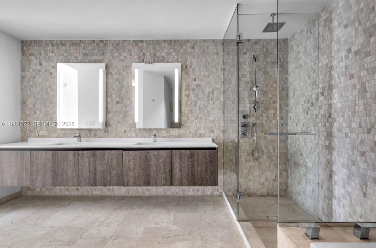 88 SW 7th St, Unit 2005, Miami, FL 33130 Photo