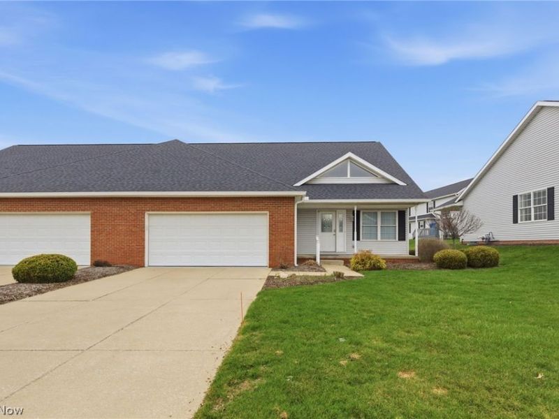 2735 Doral Circle SE, Massillon, OH 44646 Photo 2