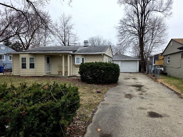 28 Hickory Drive, Carpentersville, IL 60110