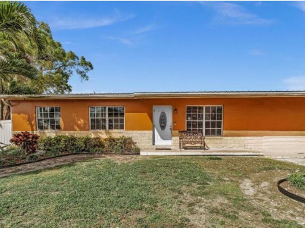 848 SE 3rd St, Belle Glade, FL 33430