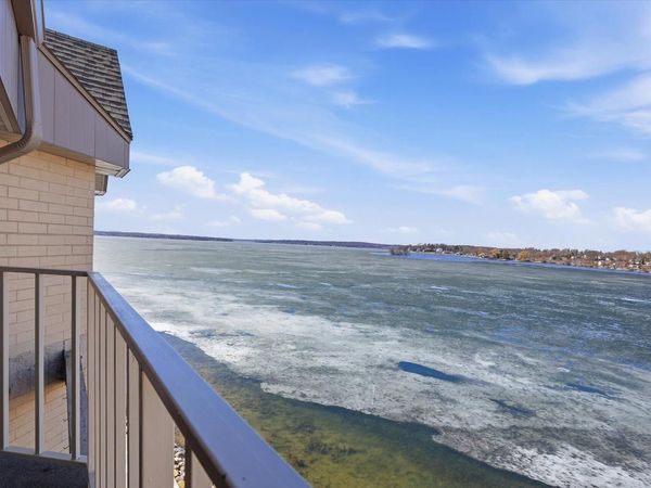 130 W Wisconsin AVENUE, Unit 23, Pewaukee, WI 53072