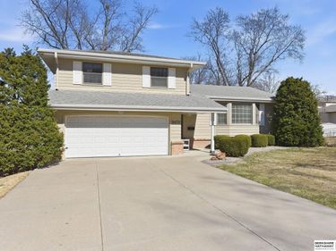 9472 Weir Street, Omaha, NE 68127