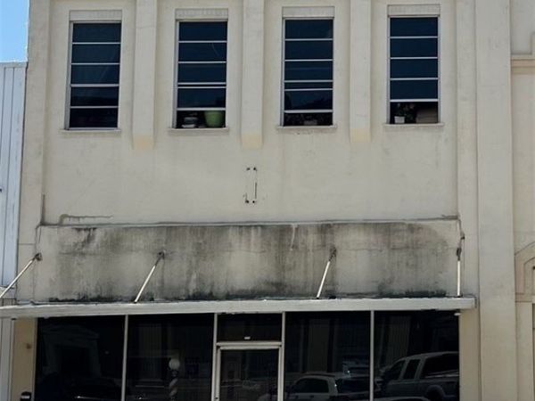 210 W Grand Avenue , Yoakum, TX 77995