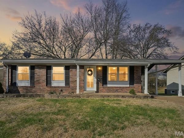 2327 Wescreek Drive, Maryland Heights, MO 63043