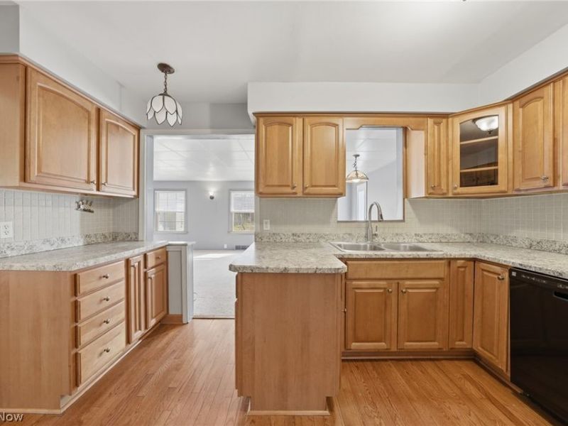 5284 Edenhurst Road, Lyndhurst, OH 44124 Photo 10