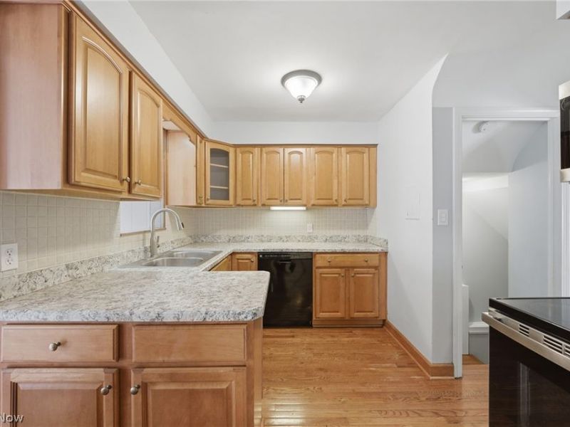 5284 Edenhurst Road, Lyndhurst, OH 44124 Photo 11