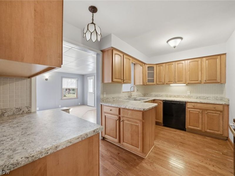 5284 Edenhurst Road, Lyndhurst, OH 44124 Photo 12