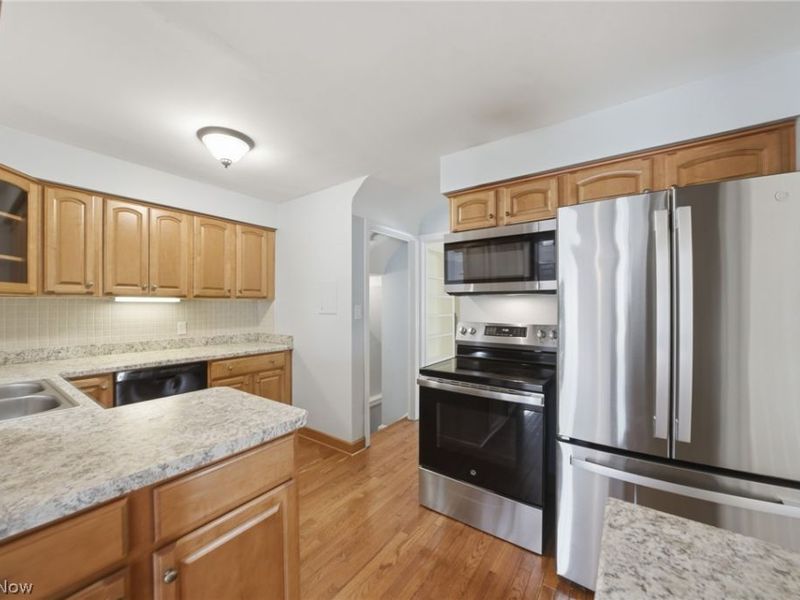 5284 Edenhurst Road, Lyndhurst, OH 44124 Photo 13