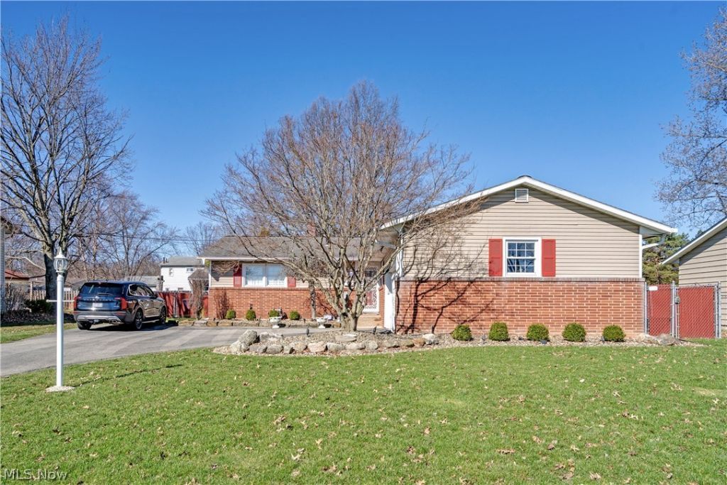 640 Beverly Hills Drive, Liberty, OH 44505