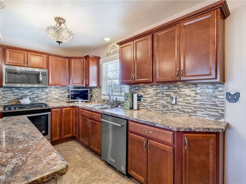 640 Beverly Hills Drive, Liberty, OH 44505 Photo 7