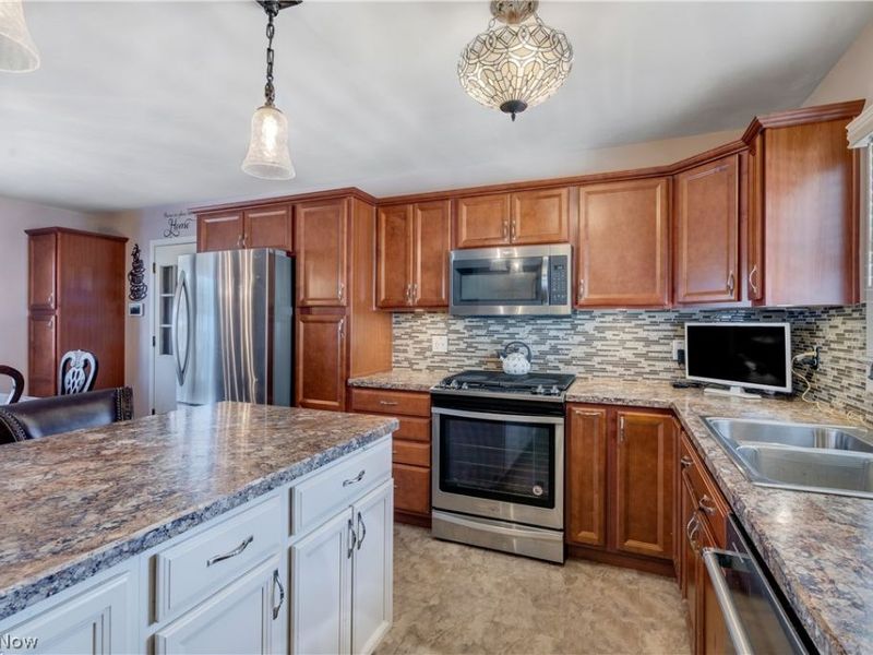 640 Beverly Hills Drive, Liberty, OH 44505 Photo 8