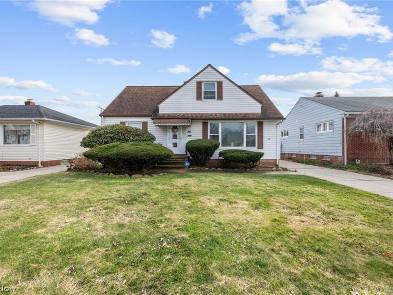 6590 Queens Park Avenue, Mayfield Heights, OH 44124 Photo 1