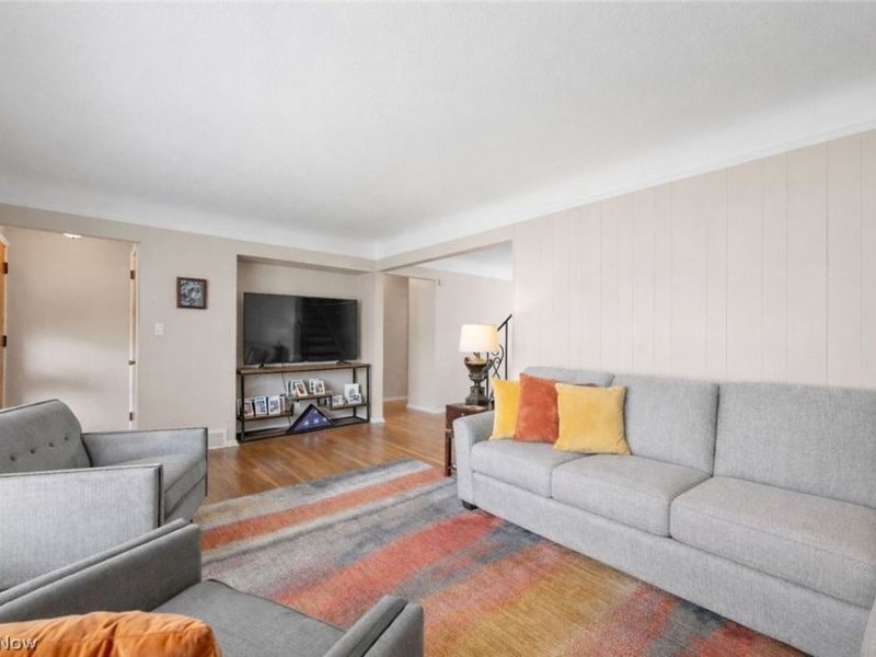 6590 Queens Park Avenue, Mayfield Heights, OH 44124 Photo 3