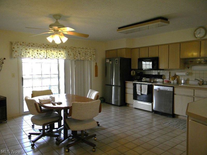 7291 Oakwood Drive, Unit B, Brookfield, OH 44403 Photo 17