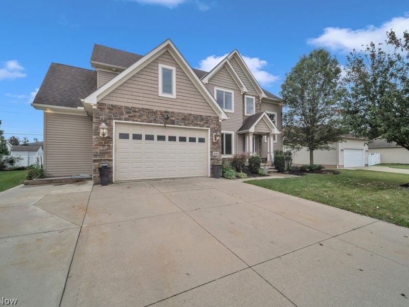 664 E Dawnwood Drive, Seven Hills, OH 44131 Photo 2