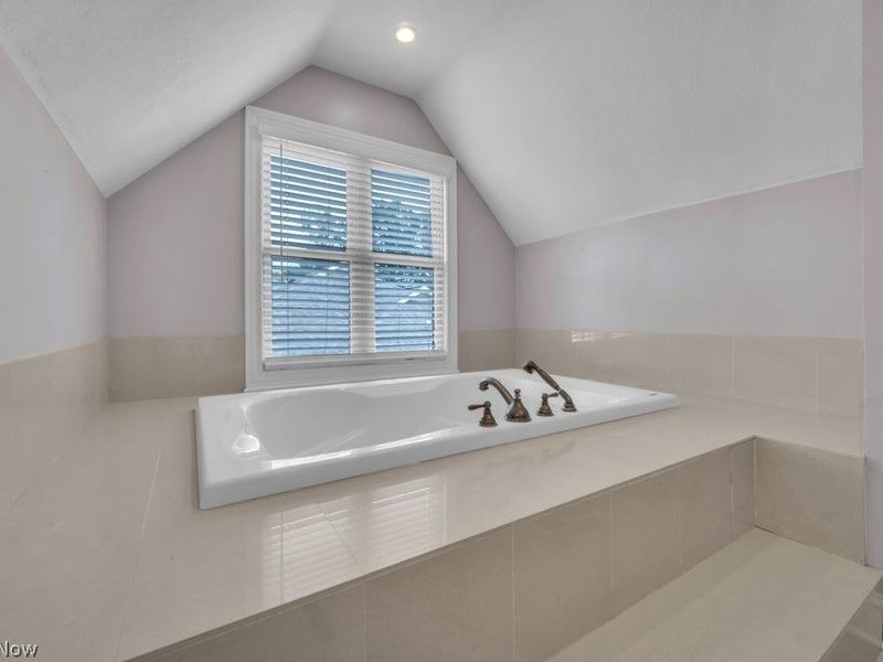 664 E Dawnwood Drive, Seven Hills, OH 44131 Photo 24