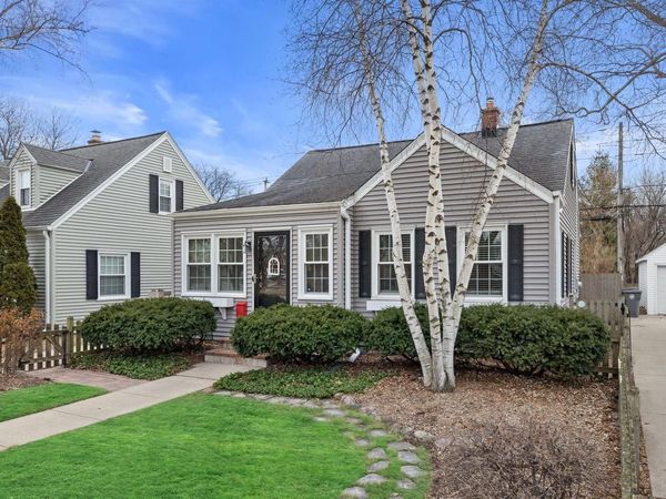 621 E Hampton ROAD, Whitefish Bay, WI 53217