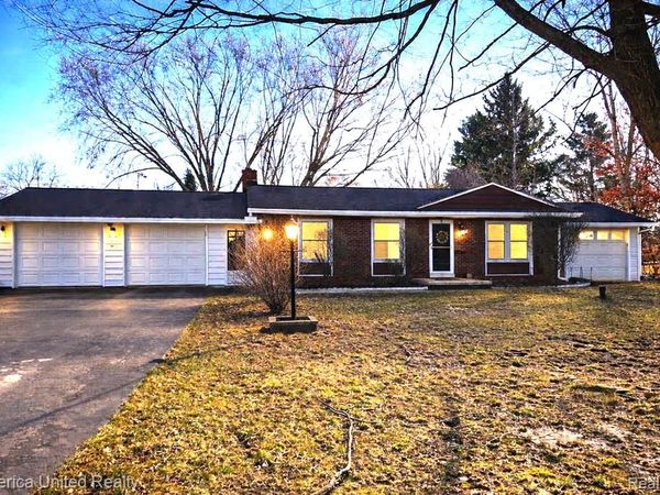 11043 Hamburg Road, Hamburg Twp, MI 48189