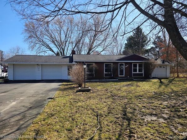 11043 Hamburg Road, Hamburg Twp, MI 48189