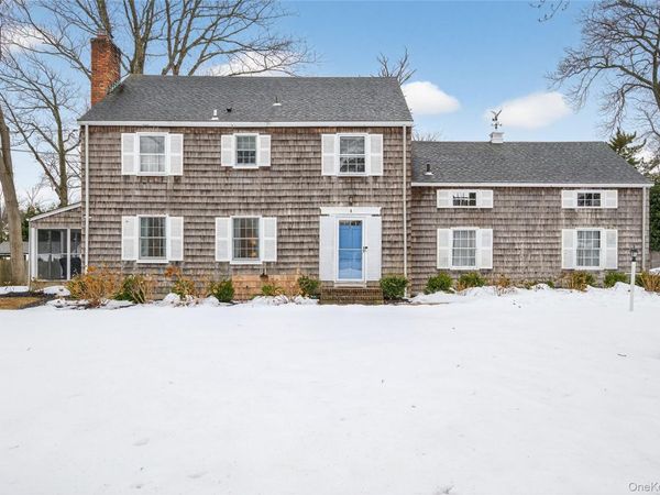 4 Colonial Court , Bay Shore, NY 11706