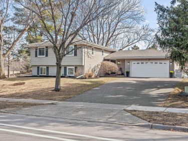 2946 Mcknight Road N, Maplewood, MN 55109