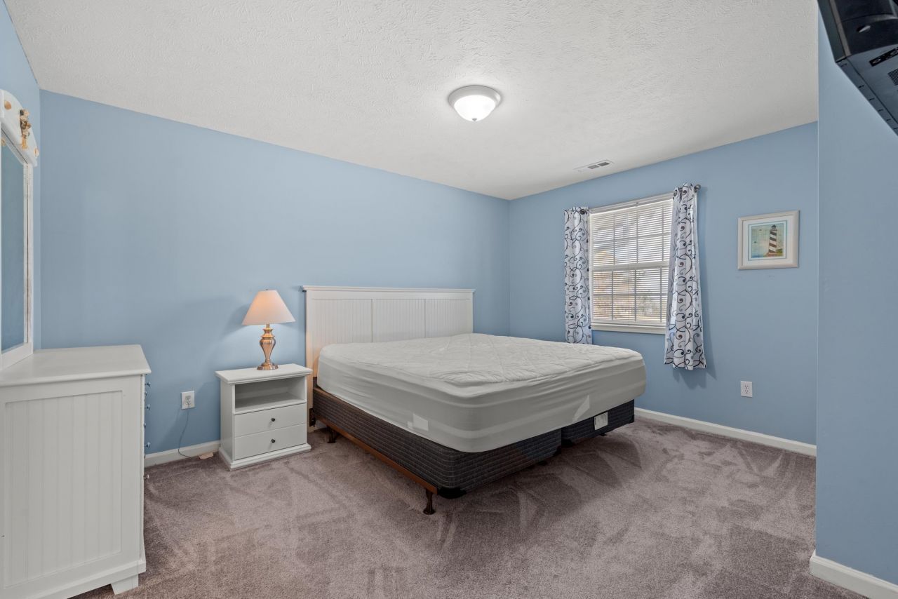 581 Blue River Ct. Photo 11