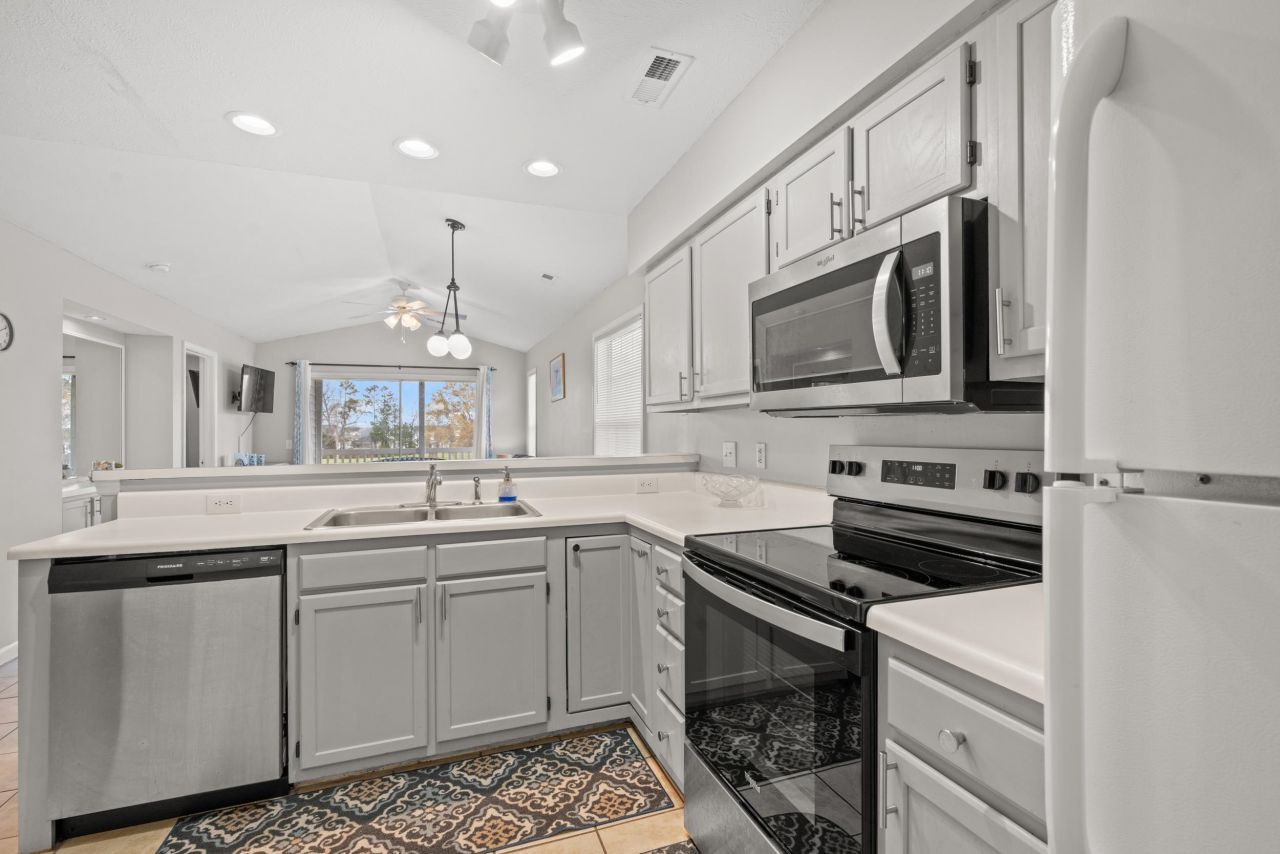 581 Blue River Ct.  Photo 4