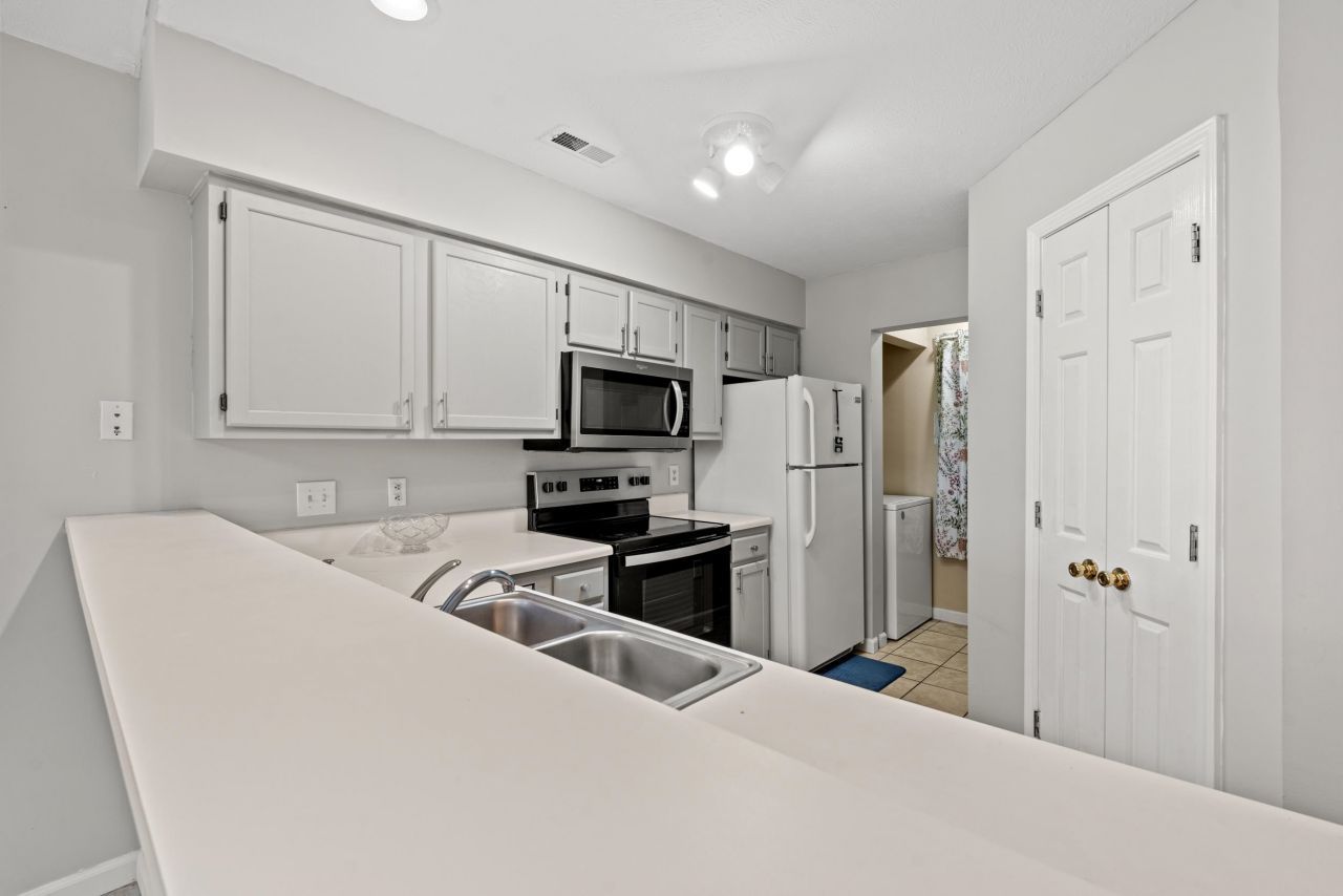 581 Blue River Ct. Photo 5