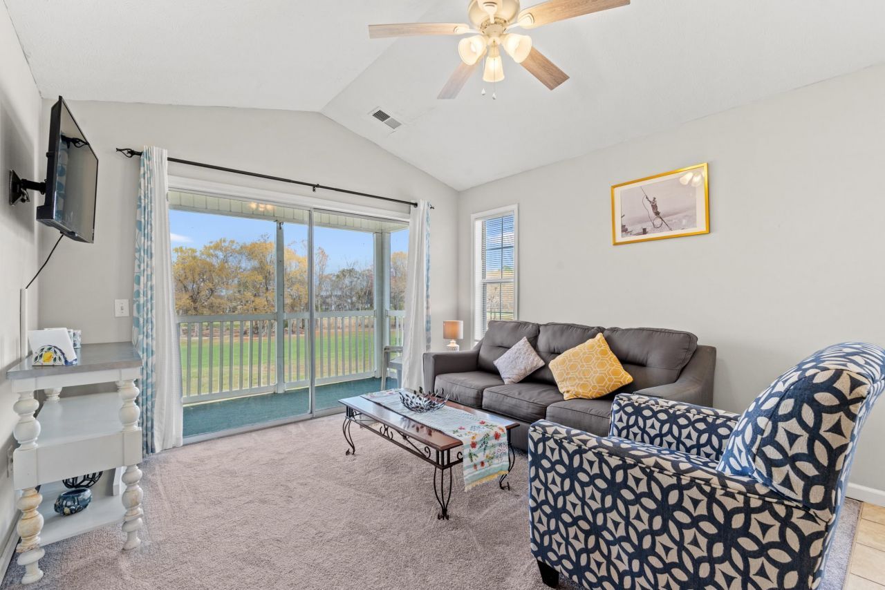 581 Blue River Ct. Photo 9