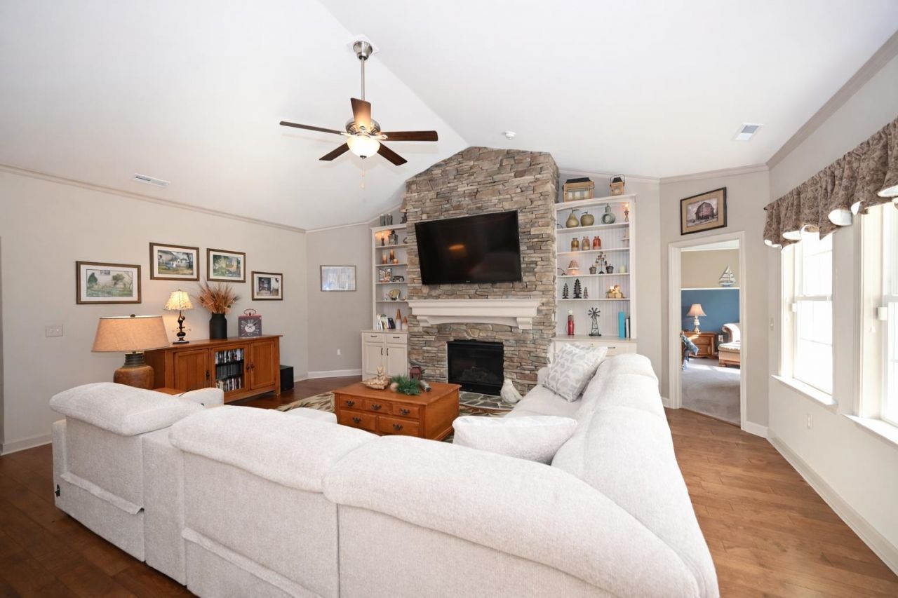 332 Moulton Dr. Photo 10