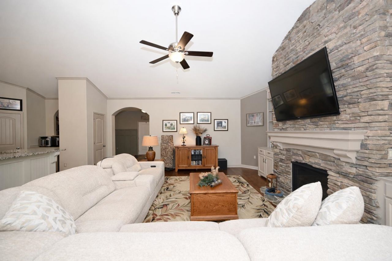 332 Moulton Dr. Photo 11