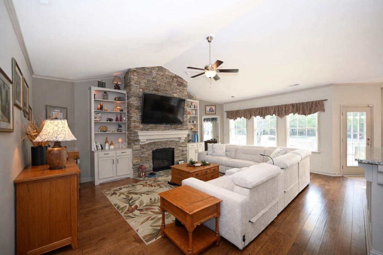 332 Moulton Dr. Photo 5