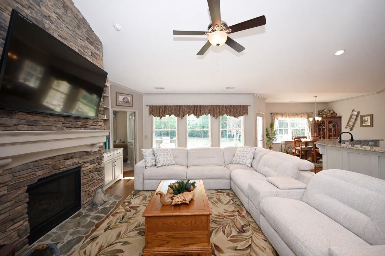 332 Moulton Dr. Photo 6